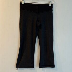 Lululemon Athletica Yoga/Dance Crop Pants. SIZE 4
Dark grey